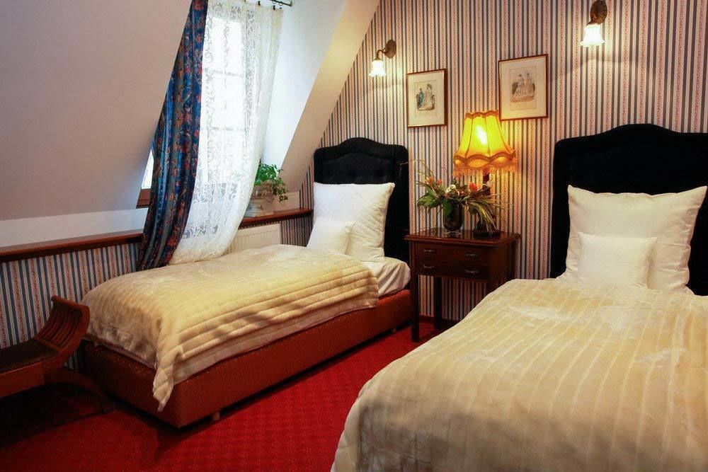 Dwor Giemzow Hotel - Autostrada A1 وودج المظهر الخارجي الصورة
