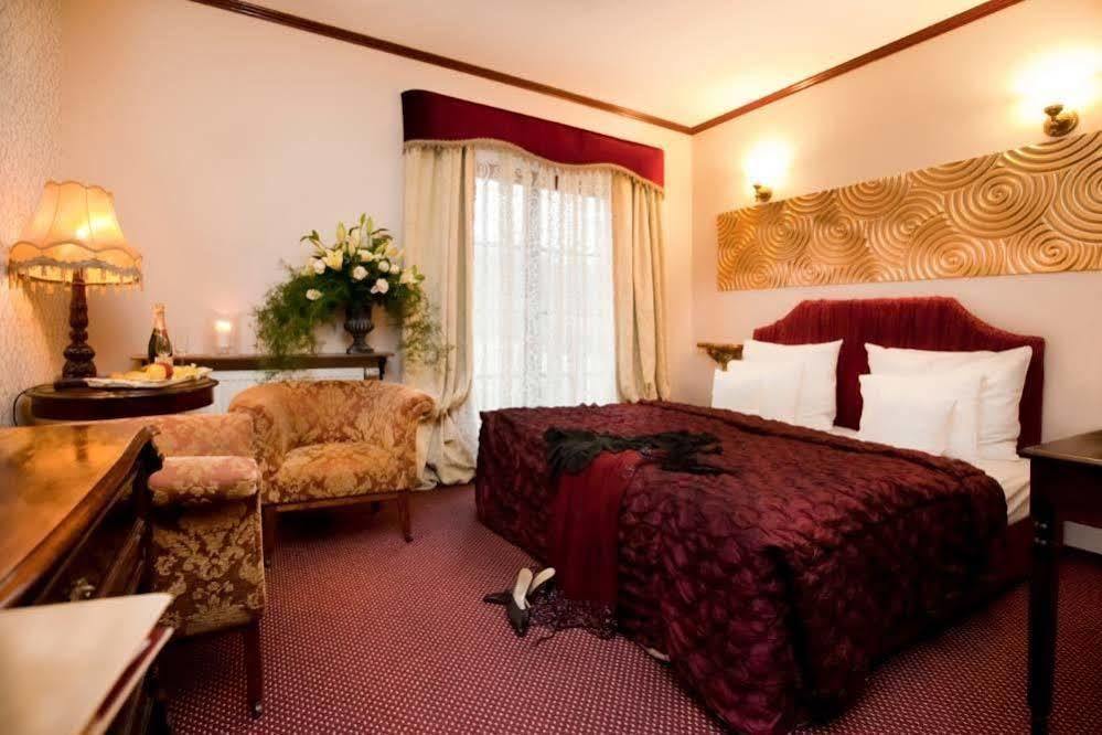 Dwor Giemzow Hotel - Autostrada A1 وودج المظهر الخارجي الصورة